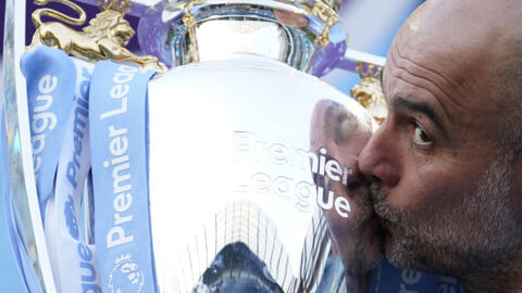 Главный тренер "Манчестер Сити" Пеп Гвардиола радуется трофею Премьер-лиги, Манчестер, Англия, 19 мая 2024 года.