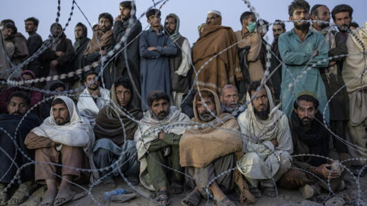 مهاجران افغانستانی در انتظار ثبت شدن در گذرگاه تورخم. ۴ نوامبر ۲۰۲۳