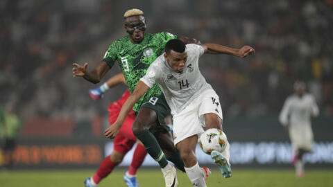 Le Nigérian Victor Osimhen au duel avec le Sud-Africain Mothobi Mvala lors de la demi-finale entre le Nigeria et l'Afrique du Sud à Bouaké, le 7 février 2024. Les deux équipes se retrouvent en éliminatoires du Mondial 2026 ce vendredi 7 juin, mais sans l'attaquant nigérian, blessé.