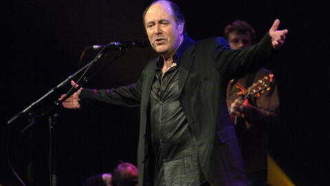 Ca sĩ Michel Delpech trong một buổi biểu diễn ngày 07/02/2005, tại rạp hát bataclan, Paris, Pháp.