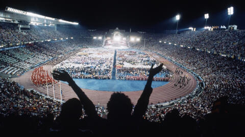 Зритель поднимает руки во время церемонии открытия Олимпийских игр в Барселоне, Испания, 25 июля 1992 года.
