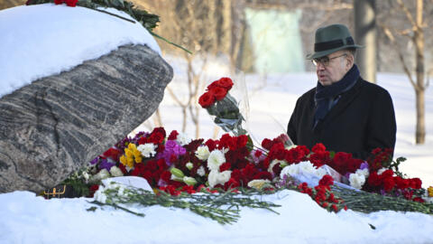 Посол Франции в РФ Пьер Леви возлагает цветы к Соловецкому камню на Лубянке в память об Алексее Навальном. 19.02.2024