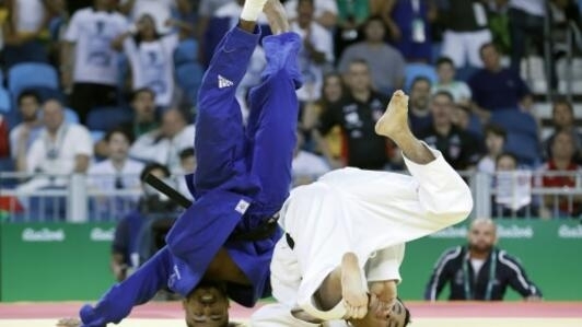 O judoca francês Walide Khyar luta com o brasileiro Felipe Kitadai em 2016, nas Olimpíadas do Rio.