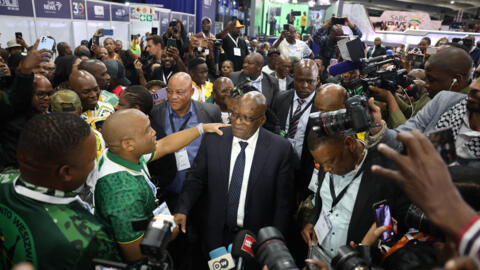 L'ancien président sud-africain et chef du parti uMkhonto weSizwe (MK), Jacob Zuma (au centre), est accueilli par des membres du parti alors qu'il arrive au Centre national des résultats de la Commission électorale indépendante (CEI) à Midrand le 1er juin 2024.
