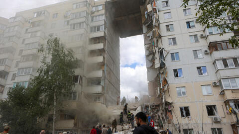 Вид на многоэтажку, в которой обрушился подъезд в результате украинского удара, 12 мая 2024 года, Белгород, Россия