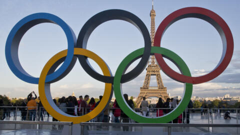 Олімпійські кільця встановлені на площі Трокадеро, що виходить на Ейфелеву вежу