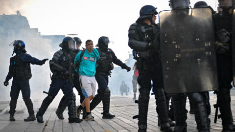 法国西北部雷恩，防暴警察在抗议极右翼政党抬头的示威活动中逮捕了一名暴力者。
资料照片
2024 年 6 月 20 日 照片