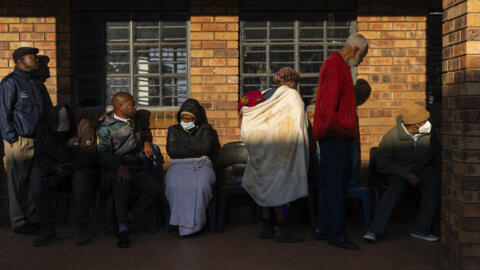 Eleitores numa fila para votar, esta quarta-feira 29 de Maio de 2024, em Soweto, Africa do Sul. 