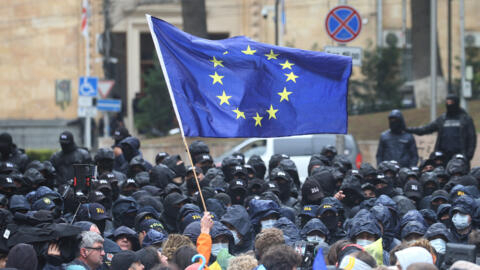 Протестующие против закона об "иноагентах" с флагом ЕС. Тбилиси, 14 мая 2024.