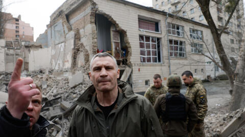 Мэр Киева Виталий Кличко осматривает здание, поврежденное в результате российского ракетного удара. 25 марта 2024 года.