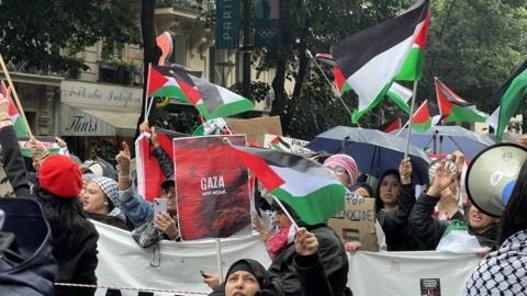 Des personnes manifestant en soutien à la Palestine dans les rues de Paris, le 1er juin 2024.