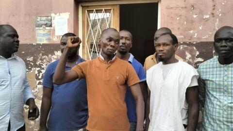 Armando Lona, líder da 'Frente Popular' (de camisa amarela), juntamente com os seus co-detidos, após a sua libertação nesta segunda-feira 27 de Maio de 2024 em Bissau.