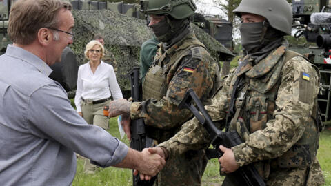 O ministro alemão da Defesa, Boris Pistorius, cumprimenta soldados ucranianos que realizam treinamento militar na Alemanha, em 29 de maio de 2024.