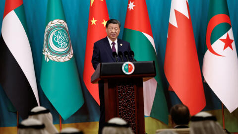 شی جین پینگ، رئیس‌جمهور چین درحال سخنرانی در جریان نشستی مشترک با رهبران عرب که به تاریخ ۳۰ مه ۲۰۲۴ در پکن برگزار شد.