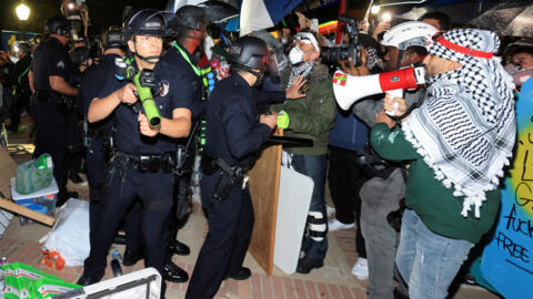Полиция входит в пропалестинский лагерь протеста в Калифорнийском университете в Лос-Анджелесе, Калифорния, США, 2 мая, 2024 г.