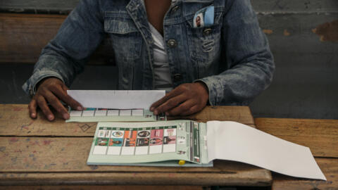 Un agent électoral s'occupe des bulletins de vote au bureau de vote de J.J. Rabearivelo dans le 1er arrondissement d'Antananarivo le 29 mai 2024, lors des élections législatives.