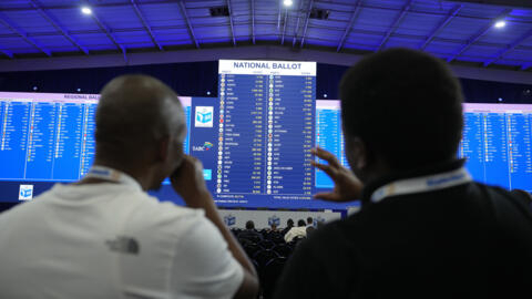 Des observateurs regardent les résultats des élections au Centre des opérations des résultats (ROC) à Midrand, Johannesburg, Afrique du Sud, vendredi 31 mai 2024.