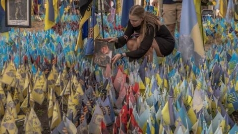 Мемориальная площадь на Майдене Незалежности в Киеве с флагами в память о павших бойцах.