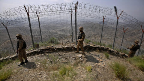نیروهای مرزی پاکستان درحال دیدبانی در امتداد مرز افغانستان.۳ اگست ۲۰۲۱