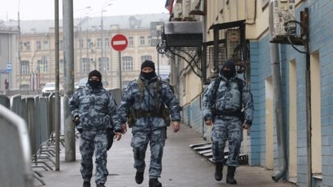 Сотрудники правоохранительных органов охраняют территорию возле здания одного из судов Москвы