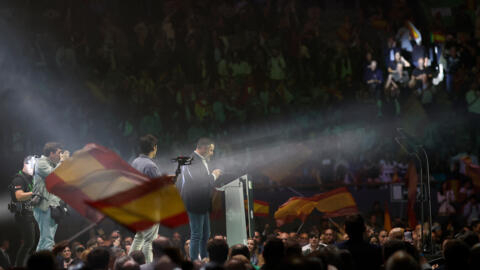 Лидер испанской националистической партии Vox Сантьяго Абаскаль выступает с речью на формуне европейских ультраправых в Мадриде, 19 мая 2024 г.
