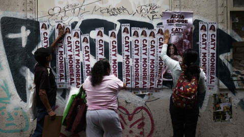 Des partisans du Mouvement pour la Régénération nationale (Morena) collent des affiches à l'effigie de Caty Monreal. Mexico, Mexique, le 28 mai 2024.