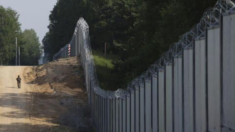 Un garde-frontières polonais patrouille le long du mur à la frontière entre la Pologne et la Biélorussie, près de Kuznice, le 30 juin 2022.