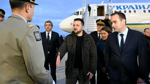 Le président ukrainien Volodymyr Zelensky salue les militaires français alors qu'il est accueilli par le ministre français des Forces armées Sébastien Lecornu après son atterrissage à l'aéroport d'Orly près de Paris le 16 février 2024 pour signer un accord de sécurité bilatéral avec le président français.