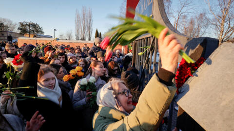Люди у входа на Борисовское кладбище в Москве, где 1 марта похоронили Алексея Навального, 3 марта 2024 г.