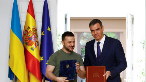 Президент Украины Владимир Зеленский и премьер-министр Испании Педро Санчес после подписания двустороннего соглашения о безопасности в Мадриде.
27 мая 2024 года.