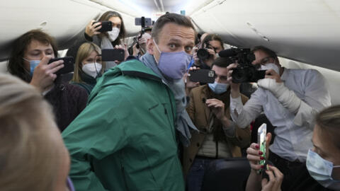 Алексей Навальный в самолете авиакомпании «Победа» возвращается из Германии в Россию, где будет арестован, отправлен в тюрьму и убит. 17 января 2021 года.