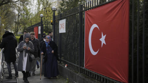 Près d'1,5 million de personnes d'origine turque sont inscrites sur les listes électorales allemandes. Ici devant le consulat de Turquie à Berlin.