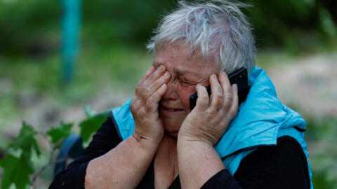 Пострадавшая в результате российского удара женщина на базе отдыха в селе Черкасская Лозовая в Харьковской области. 19 мая, 2024.