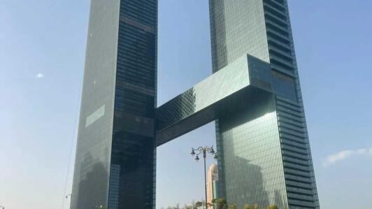 L'immeuble One Za'abeel à Dubaï avec un gratte-ciel horizontal suspendu à 100 mètres de hauteur.