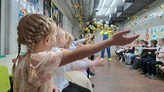 Les enfants de Kharkiv ont fêté ce vendredi 31 mai leur dernier jour d'école. Comme toute leur scolarité depuis plus de deux ans, la cérémonie a eu lieu dans les couloirs du métro.