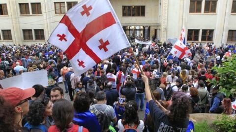 Протестующие перед парламентом Грузии 28 мая 2024 г.