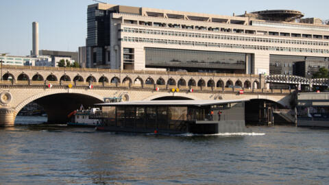 Le centre d'art flottant, le « Quai de la Photo », devant le ministère de l'Économie et des Finances. Paris, France, le 5 juin 2023. Photo d'illustration.