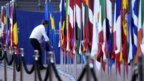 На фото: сотрудник здания «Европа» в Брюсселе готовит помещение к саммиту. 20.03.2024