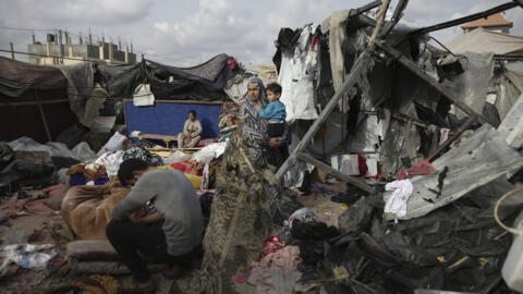 Família palestina deslocada teve tendas destruídas por bombardeios israelenses. (28/05/2024)