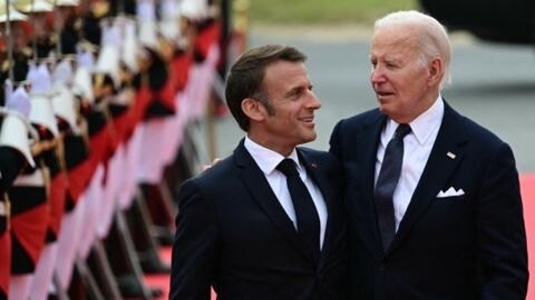 El presidente francés, Emmanuel Macron y el presidente estadounidense, Joe Biden, llegan para participar en la ceremonia conmemorativa internacional en Omaha Beach que marca el 80 aniversario del desembarco aliado del «Día D» de la Segunda Guerra Mundial en Normandía, en Saint-Laurent-sur-Mer, noroeste de Francia, el 6 de junio de 2024.