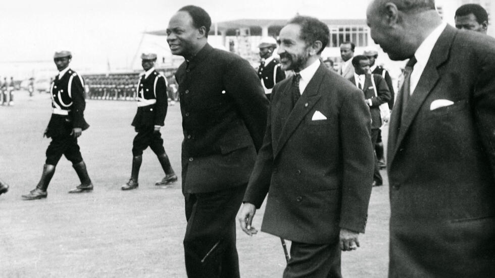 Kwame Nkrumah, président du Ghana (à g.) et l'empereur éthiopien Haïlé Sélassié (au centre), le 25 mai 1963, en Ethiopie.
