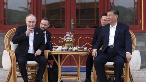 تصویری از شی جین پینگ رئیس جمهوری چین در کنار ولادیمیر پوتین همتای روس خود در پکن