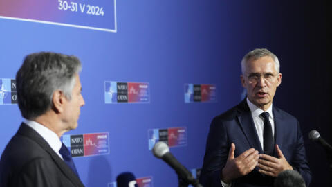 Tổng thư ký khối NATO, Jens Stoltenberg (P) trao đổi với ngoại trưởng Mỹ Antony Blinken, trong hội nghị các ngoại trưởng NATO, tại Praha, CH Séc, ngày 31/05/2024.