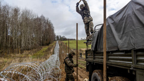 Польша намерена значительно усилить безопасность своих границ с РФ и Беларусью. На фото: польские военные укрепляют границу с Калининградской областью в ноябре 2022 г.