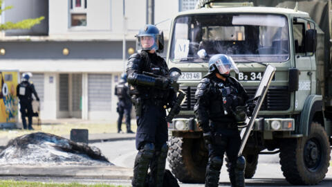 Французские жандармы охраняют вход в район Валле-дю-Тир в Нумеа, 14 мая 2024 года.