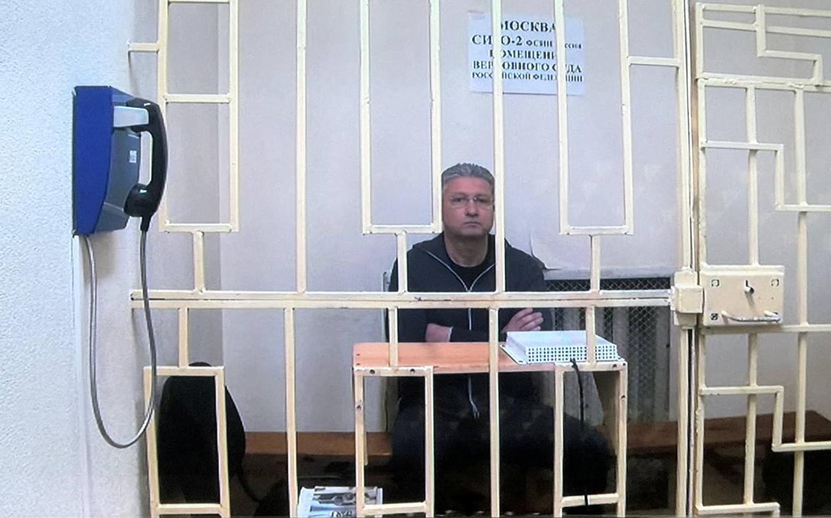 Суд арестовал две машины и мотоцикл замглавы Минобороны Иванова