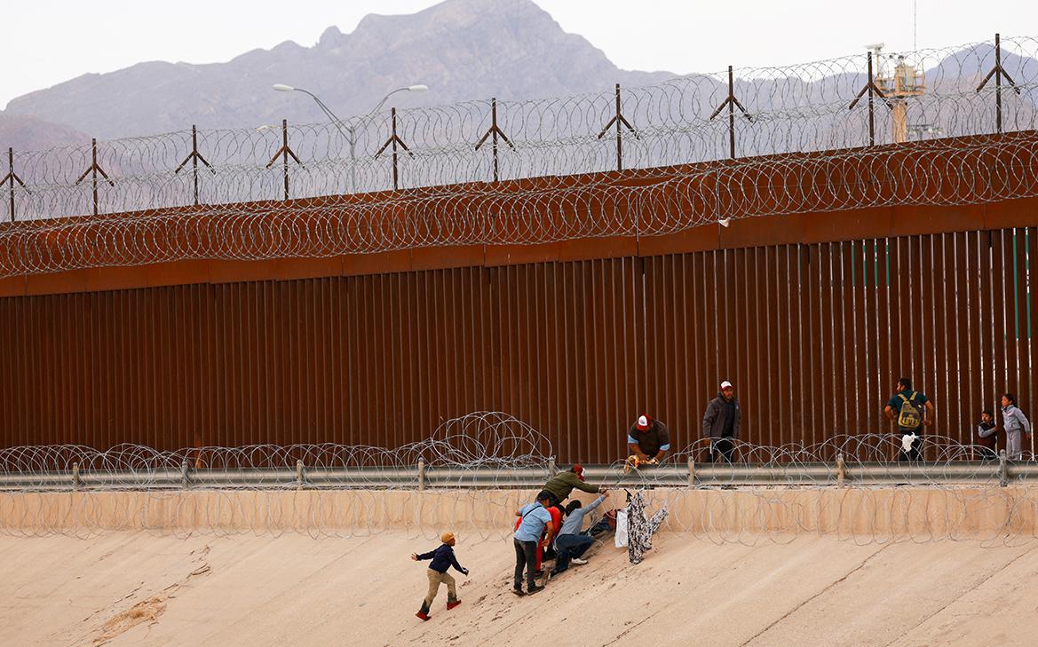 Байден ввел запрет на убежище для нелегалов на границе с Мексикой