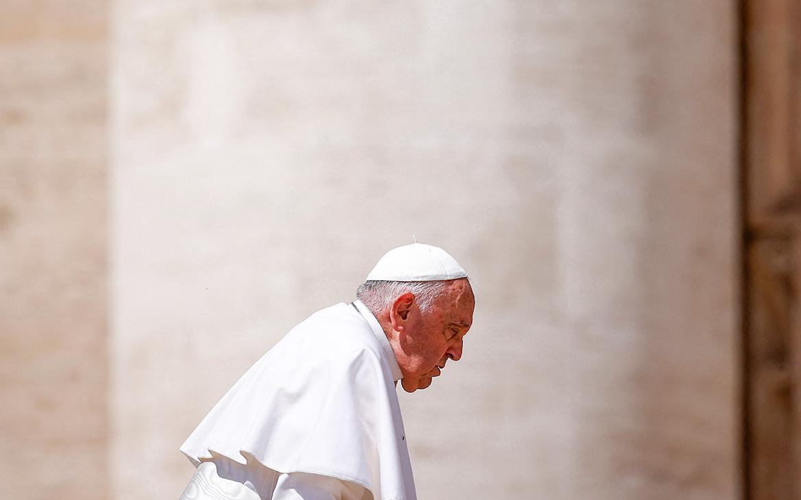 Ватикан извинился за оскорбление геев папой римским