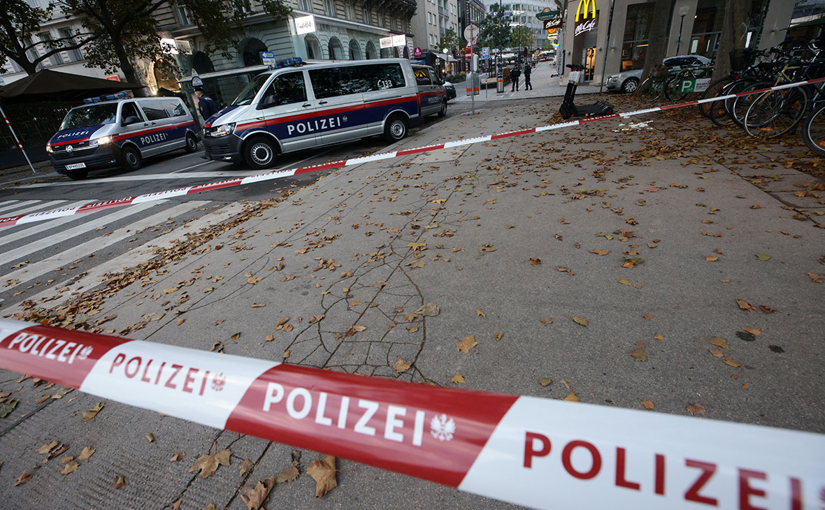 Автомобили полиции на месте перестрелки в Вене, Австрия