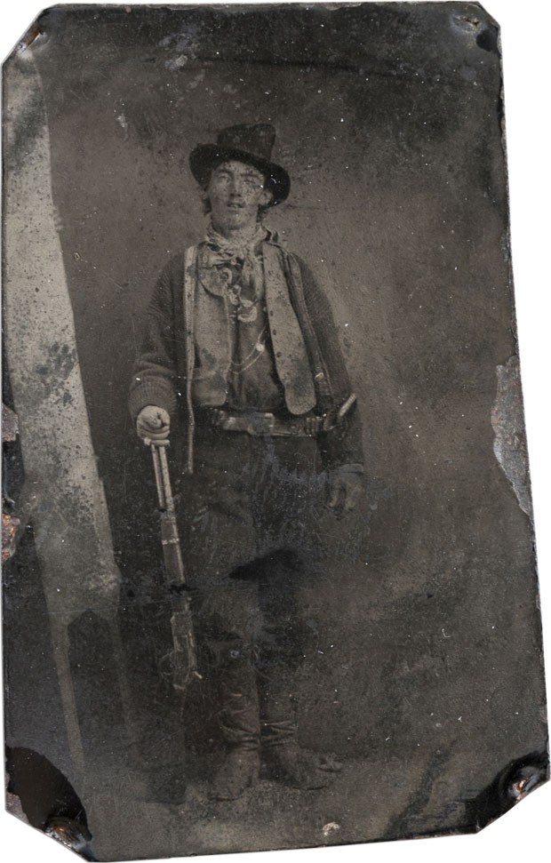 Billy the Kid naquela que era a única foto em que ele aparecia até a descoberta da nova foto. Datada de cerca de 1800, a imagem já foi considerada a foto mais icônica do Velho Oeste americano (Foto: AFP/Brian Lebel Old West Show and Auction)